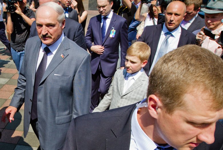 Александр Лукашенко с младшим сыном, которого зовут Николай
