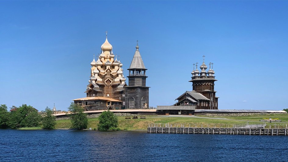 Православный храм в Духов день Православный храм в Духов день