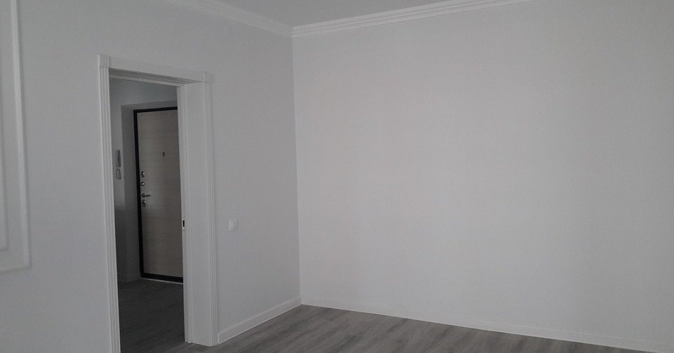Квартира до и после: из белых стен — в интерьер с яркими акцентами