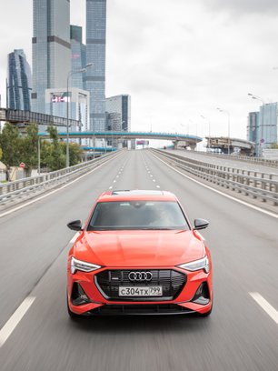slide image for gallery: 26565 | Audi e-tron динамика