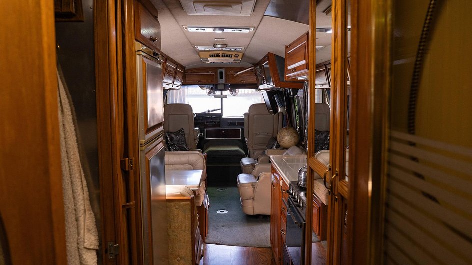 В Великобритании продают кемпер Airstream, простоявший 20 лет в сарае В Великобритании продают кемпер Airstream, простоявший 20 лет в сарае