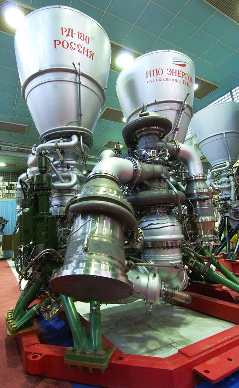 Двигатели «РД-180» (слева) и «РД-171» в цехе НПО «Энергомаш». Фото: Борис Кавашкин / ИТАР-ТАСС 