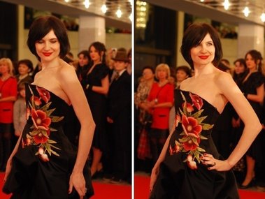 Slide image for gallery: 3427 | Комментарий «Леди Mail.Ru»: В платье дизайнер решил использовать классическое сочетание цветов - черного и красного