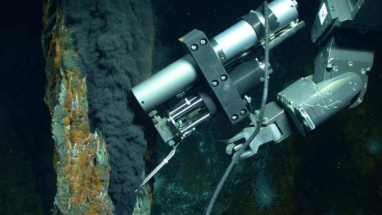 Специальный подводный аппарат берет пробы из гидротермального источника. Фото: Крис Джорман / Woods Hole Oceanographic Institution