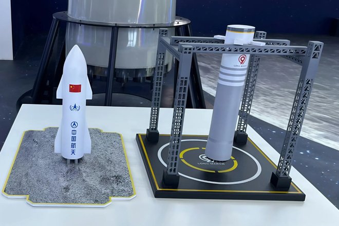 Макет двух ступеней ракеты «Великий поход – 9»