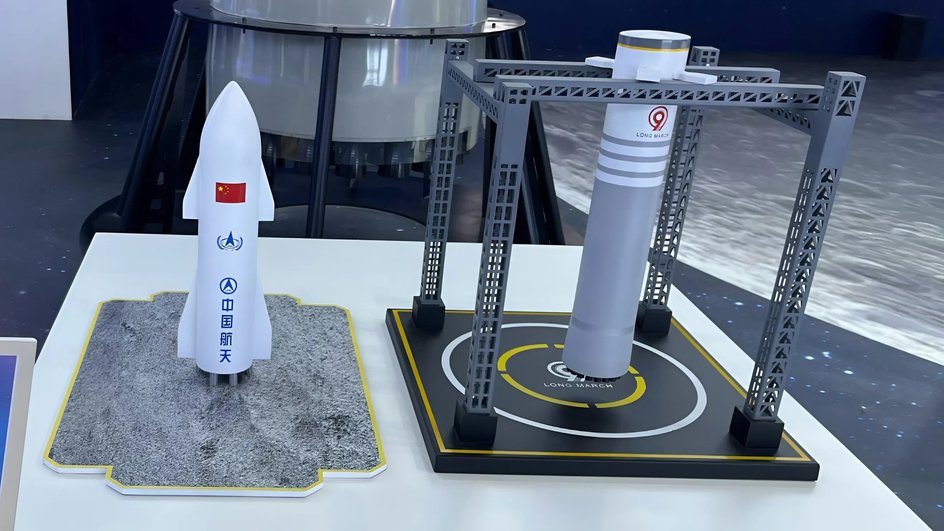 Макеты двух ступеней ракеты «Великий поход – 9» Макеты двух ступеней ракеты «Великий поход – 9»