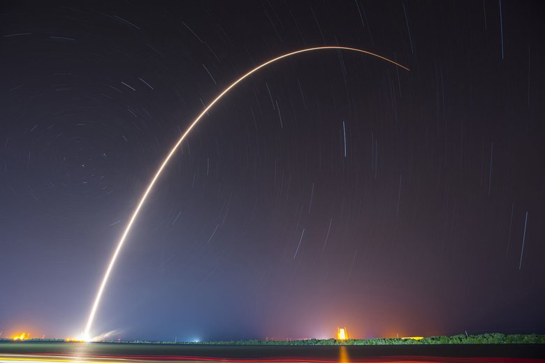 Запуск FALCON 9. Длинная выдержка позволяет проследить траекторию полета. Фото: SpaceX