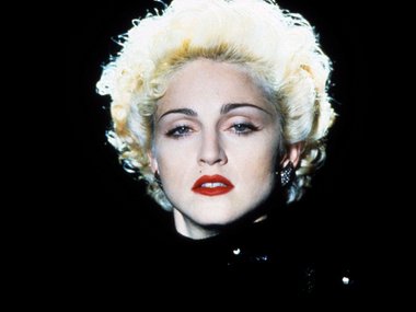 Slide image for gallery: 10643 | Мадонна, на фото — 32 года. Вот где черпала свое вдохновение Леди Гага: те же белокурые локоны, та же алая помада, тот же уверенный взгляд. Мадонна откопала все эти секреты красоты еще в 90-х.