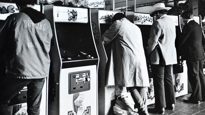 В игровых клубах зачастую стояли несколько аппаратов с Pac-Man, чтобы не создавать очередей, но они все равно были. Фото: YouTube