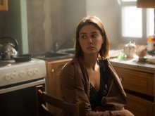 Агата Муцениеце на съемках сериала «В клетке»