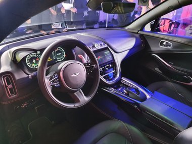 slide image for gallery: 25599 | Aston Martin DBX
