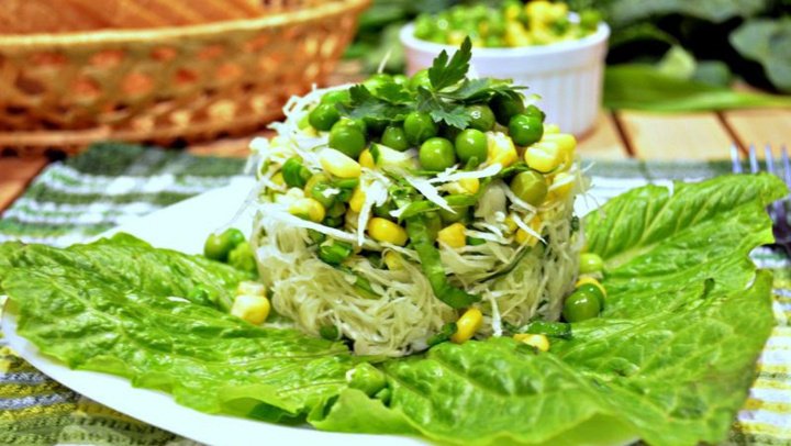 Салат с креветками и зеленым горошком
