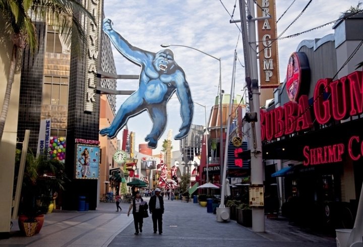 На Universal City Walk можно не только сделать покупки, но и прогуляться, сходить в кино, на концерты и просто вкусно поужинать На Universal City Walk можно не только сделать покупки, но и прогуляться, сходить в кино, на концерты и просто вкусно поужинать