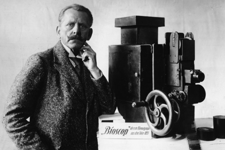 Макс Складановский, один из первых кинопроизводителей рядом со своим изобретением – аппаратом для съемки и кинопроекции «Bioscop». Фото: facebook / Kino za Rogiem Frajda w Chorzowie Starym
