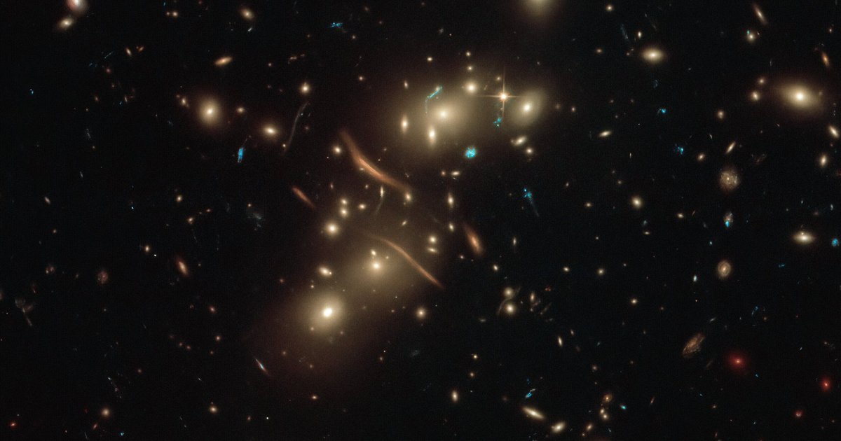 «Хаббл» увидел изгиб космического света. Что это