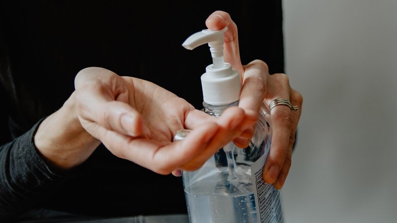 Мыть руки с мылом все же оказывается безопаснее, чем пользоваться санитайзерами и антисептиками