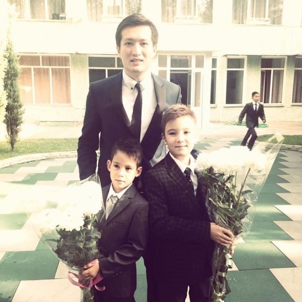 Бейбит Алибеков с сыновьями