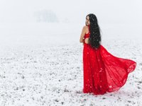 Девушка в красном платье на снегу