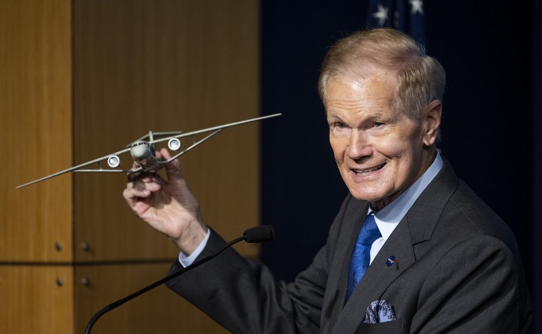 Глава NASA Билл Нельсон держит модель самолета с трансзвуковым крылом с ферменными связями. Фото: NASA