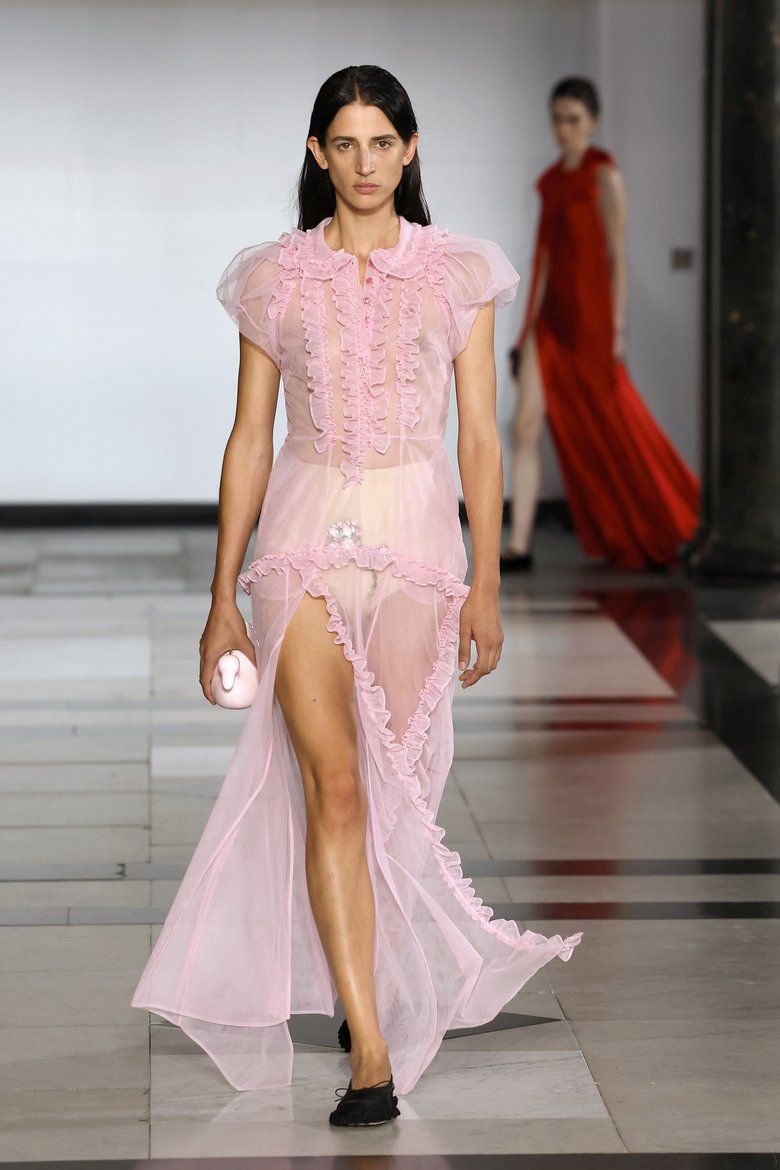 Показ Simone Rocha с трендами весны 2025 Показ Simone Rocha с трендами весны 2025