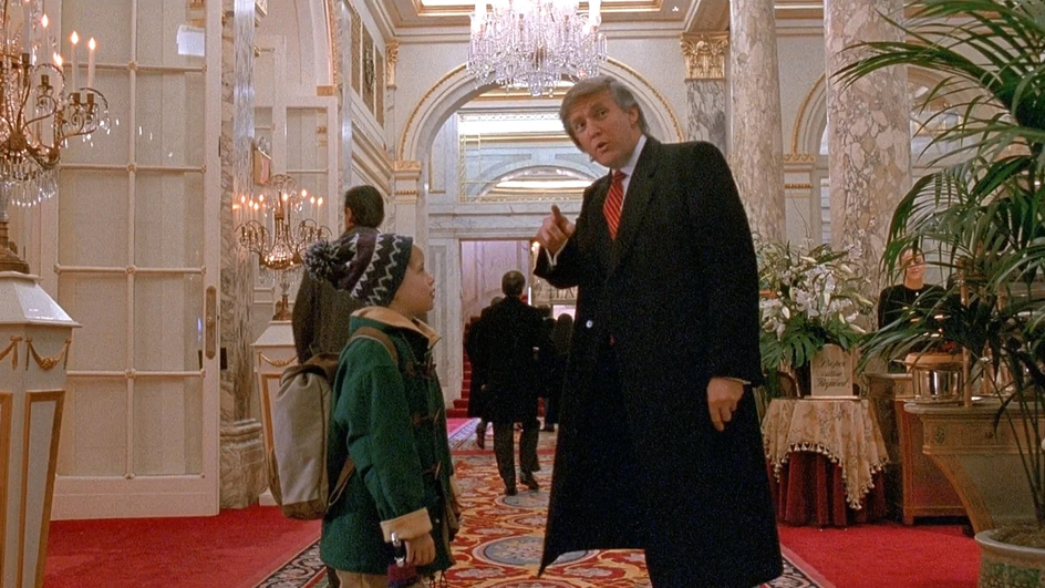 Маколей Калкин и Дональд Трамп в фильме «Один дома 2: Затерянный в Нью-Йорке» Маколей Калкин и Дональд Трамп в фильме «Один дома 2: Затерянный в Нью-Йорке»
