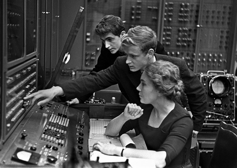 Будущие математики за пультом ЭВМ (1963 год). Фото © РИА «Новости»