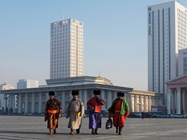 Нередко на улицах Улан-Батора можно встретить людей в национальной монгольской одежде. Ее часто носят в качестве повседневной, поскольку традиции для монгольского народа очень важны.