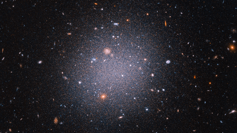Ультрадиффузная галактика DF2 кажется странным образом лишенной темной материи. Фото: NASA