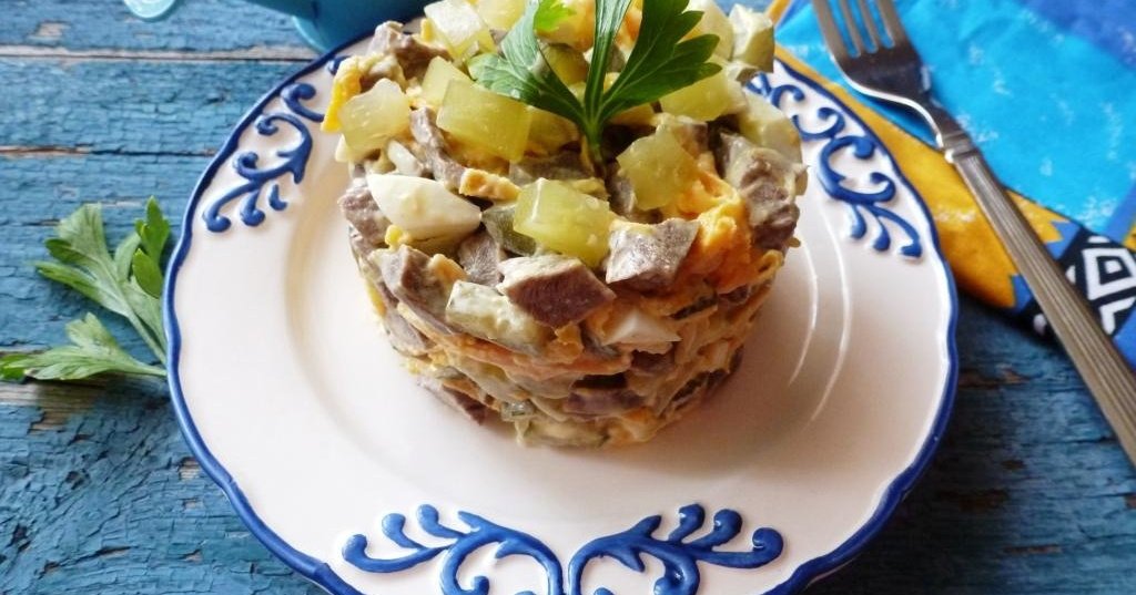 салат с печенью куриной и солеными огурцами рецепт с фото | Дзен