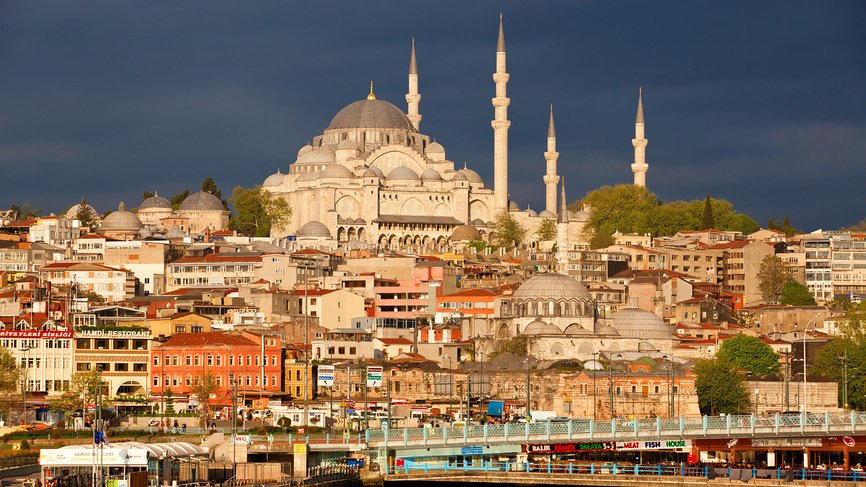 Стамбульская мечеть окруженная домами на фоне синего неба 