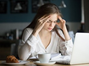 Стресс, Головная боль, Работа, Ноутбук, Круассан, Кофе