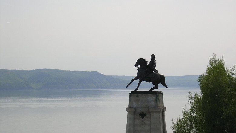 Памятник основателю города Тольятти В.Н. Татищеву.