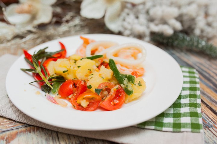 Как приготовить салат с кальмарами и креветками — видео рецепт:
