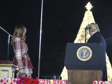 Slide image for gallery: 12004 | Мелания Трамп зажгла рождественскую елку в Вашингтоне