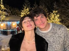 В Сети бурно обсуждают новогодние фото Насти Ивлеевой с мужем и ее возможную беременность