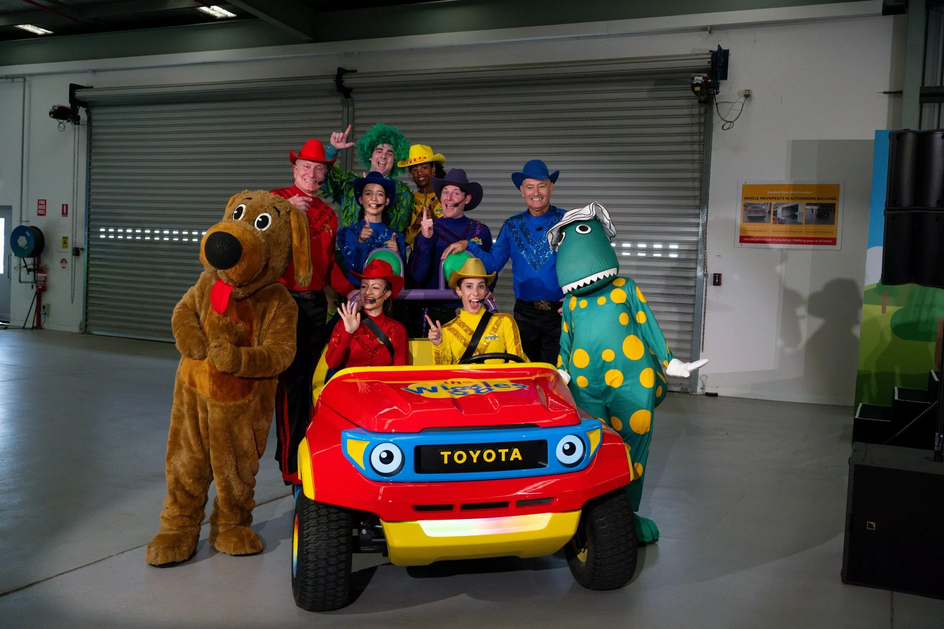 Австралийское подразделение Toyota разработала для детской музыкальной группы The Wiggles электромобиль, похожий на Land Cruiser