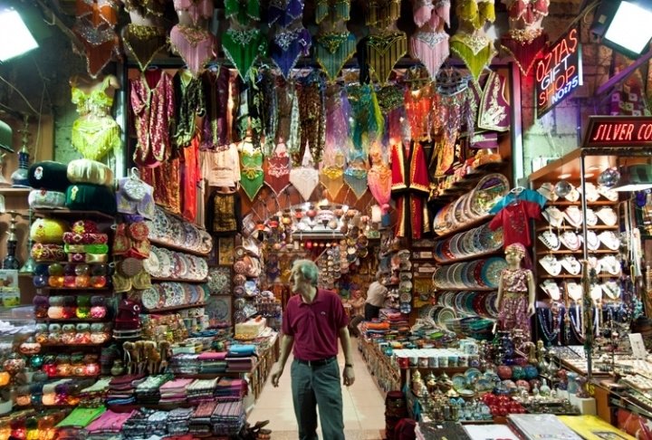 Самый разнообразный шопинг-ассортимент можно встретить прежде всего на блошиных рынках (на фото — Египетский Базар)