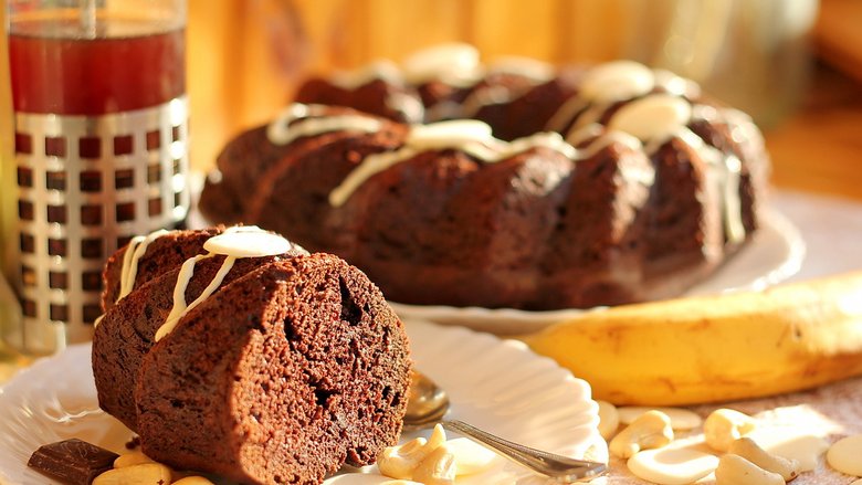 Шоколадно-банановый пирог с орехами