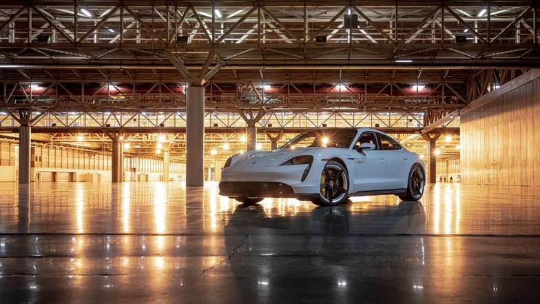 slide image for gallery: 27424 | Электрический Porsche установил рекорд скорости в помещении