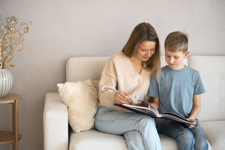 <figcaption> Мама читает с сыном книгу о том, откуда берутся дети </figcaption>
