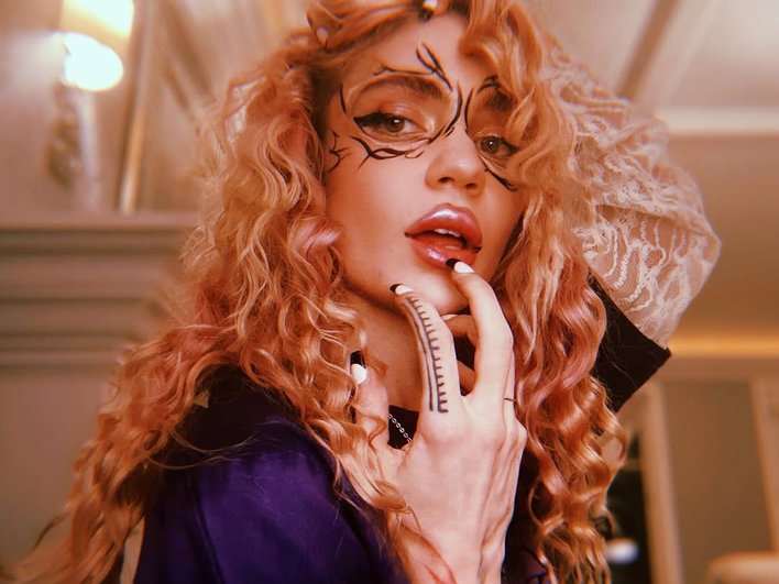 Grimes с татуировками на лице Grimes с татуировками на лице