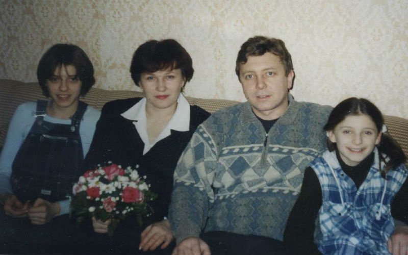 Олег Иванович с женой и дочками.
