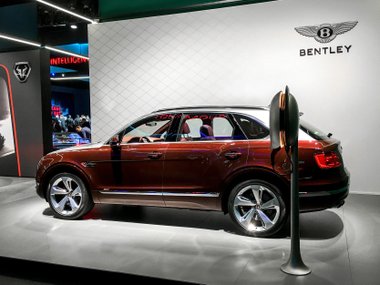 slide image for gallery: 23535 | Bentley Bentayga Hybrid