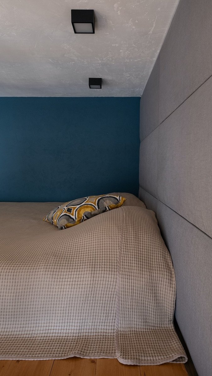 Смелый интерьер маленькой квартиры со спальней под потолком