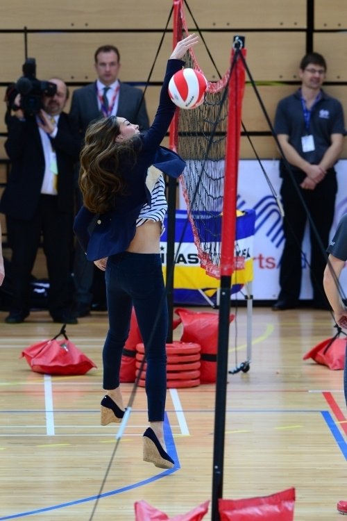 Герцогиня Кэтрин играет в волейбол