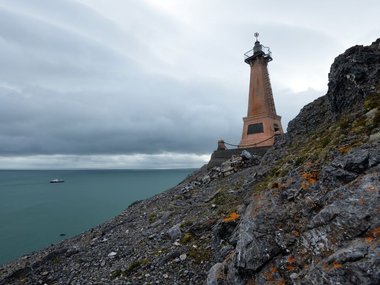 Сам мыс представляет собой высокое плоскогорье, на котором расположен маяк с бюстом первопроходца Семена Дежнева, выполненным из бронзы. В хорошую погоду отсюда можно увидеть побережье Америки – расстояние до Аляски составляет всего 82 км.