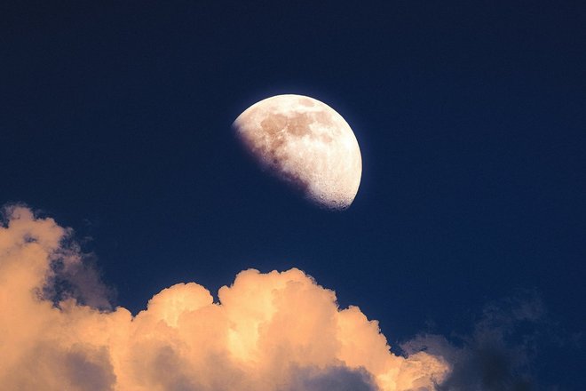 Луна в ночном небе Луна в ночном небе
