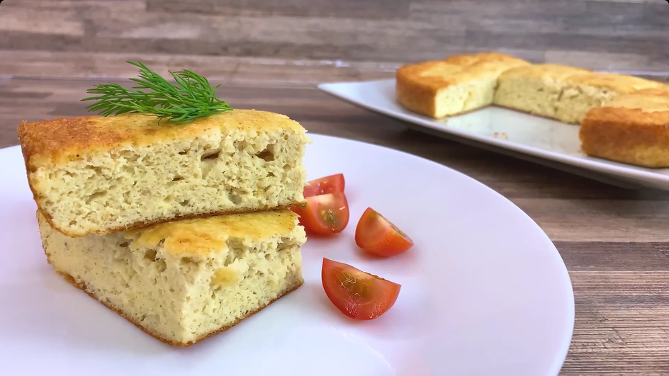 Суфле из куриной грудки лежит на тарелке Суфле из куриной грудки лежит на тарелке