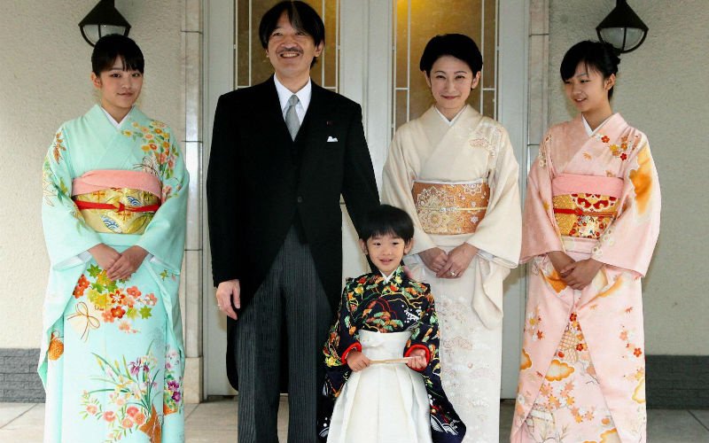 Принц Хисахито с сестрами принцессой Мако и принцессой Како, отцом принцем Акишино (Фумихито) и мамой принцессой Кико.