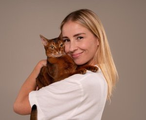 девушка с кошкой
